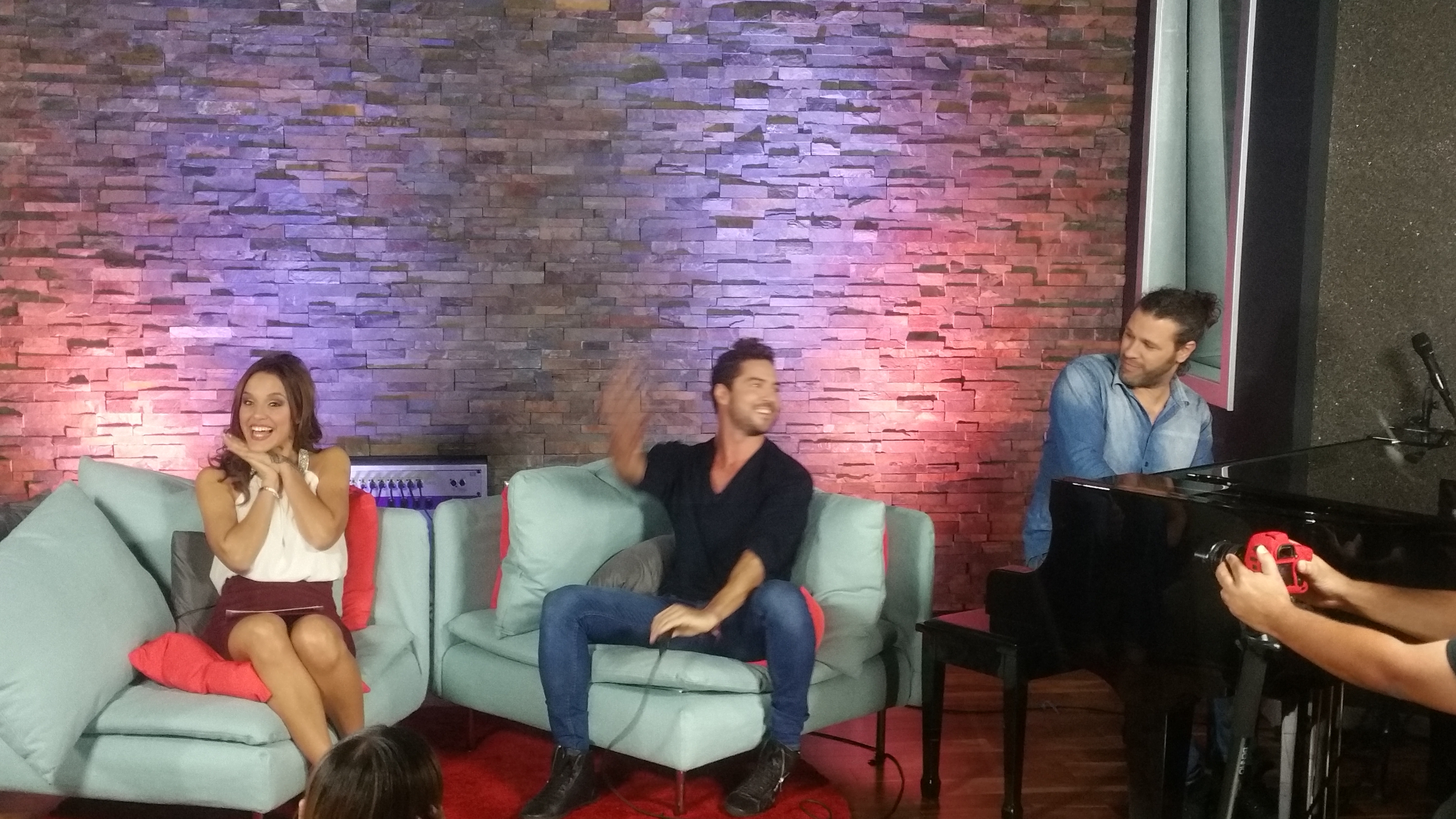 Sesión de David Bisbal con piano y equipo de producción durante la grabación
