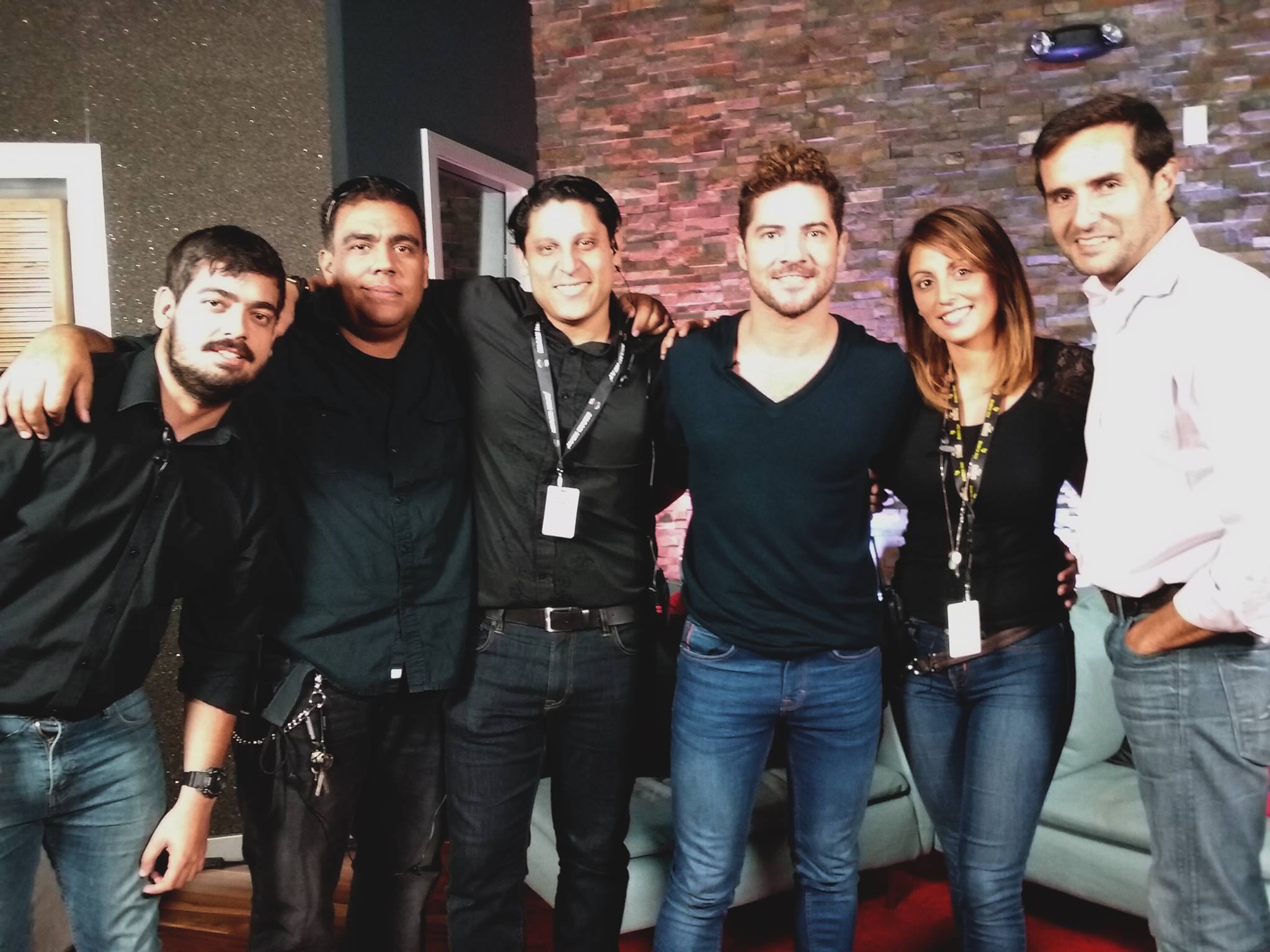 David Bisbal con el equipo de NDA detrás de cámaras
