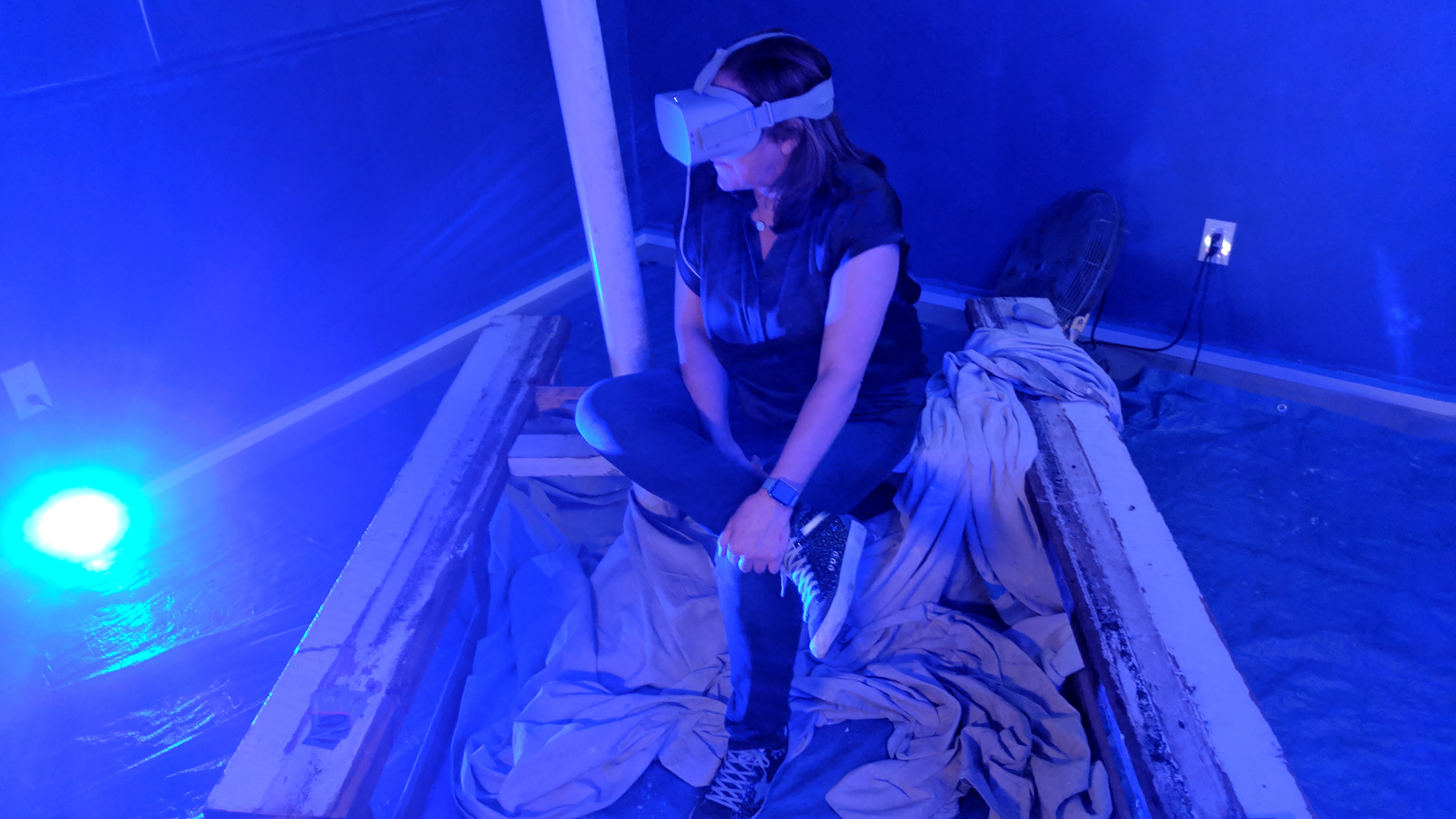 Visitante usando la instalación de bote VR de La Promesa