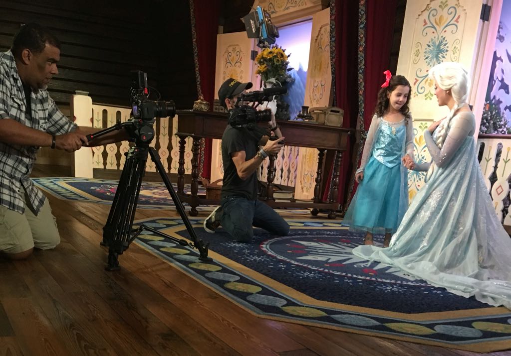Detrás de cámaras en Disney World con Elsa
